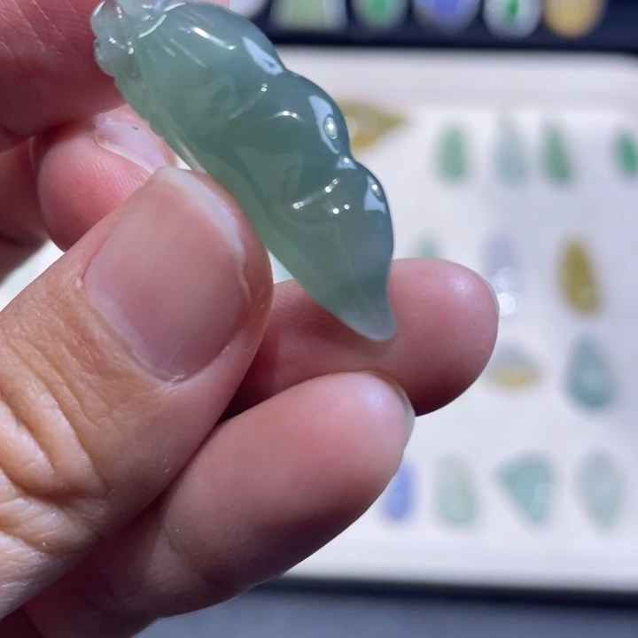 翡翠未镶嵌颈饰豆子