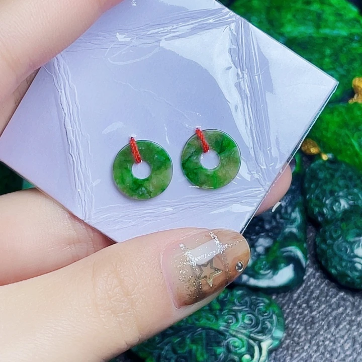 翡翠未镶嵌颈饰多样性