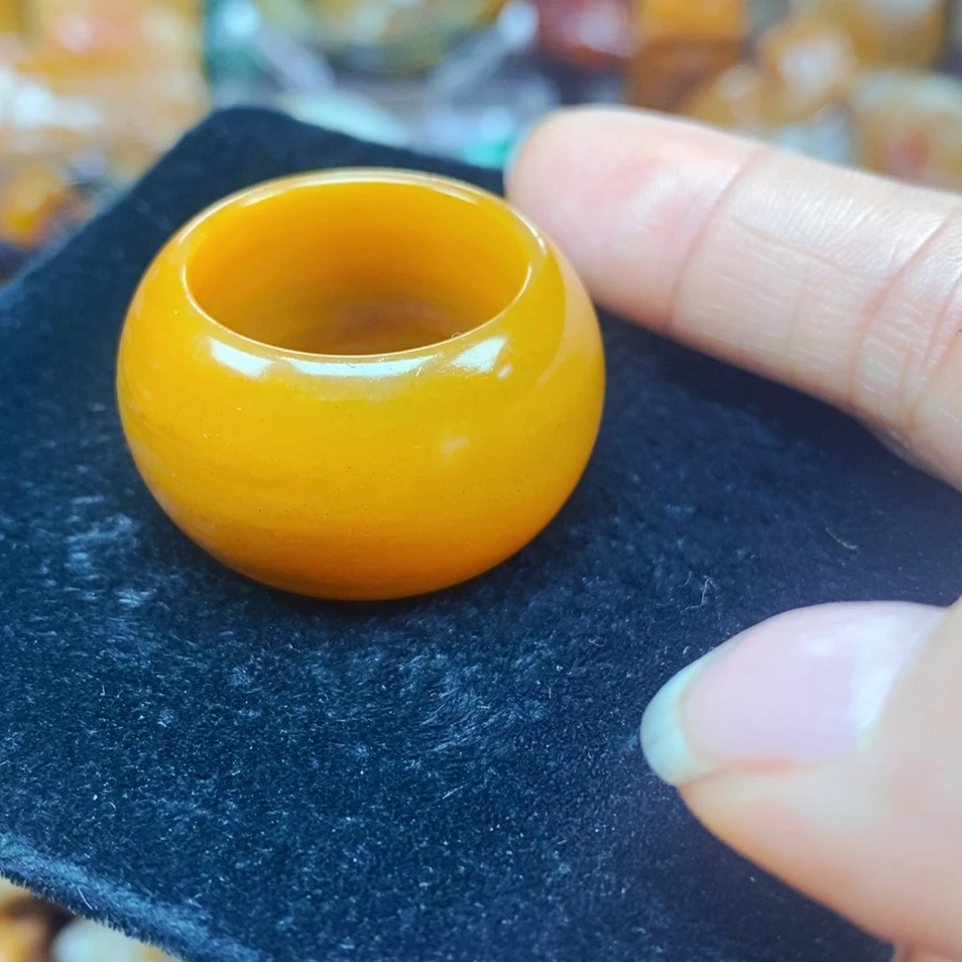 未镶嵌石英质玉（黄龙玉）颈饰