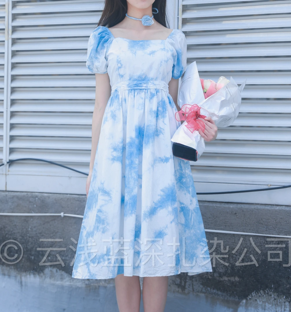 云浅蓝深 扎染玫瑰系带连衣裙收腰泡泡袖