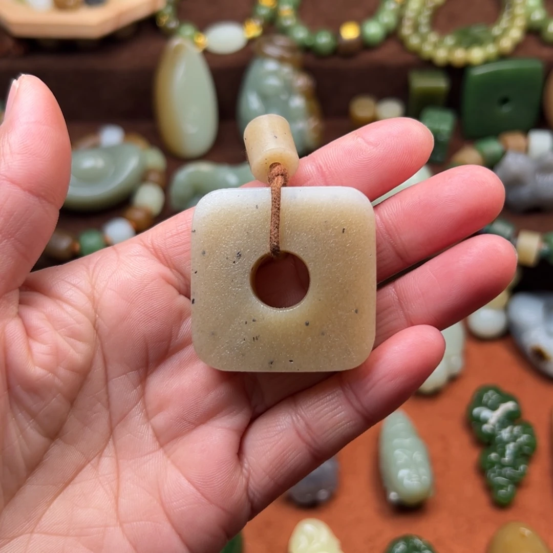 卡***扬和田玉未镶嵌颈饰