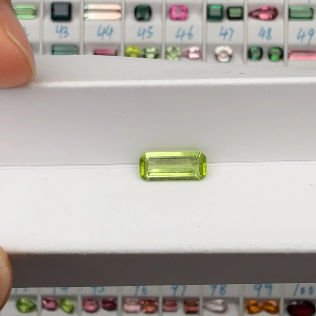 笔搁橄榄石未镶嵌天然1.37克拉