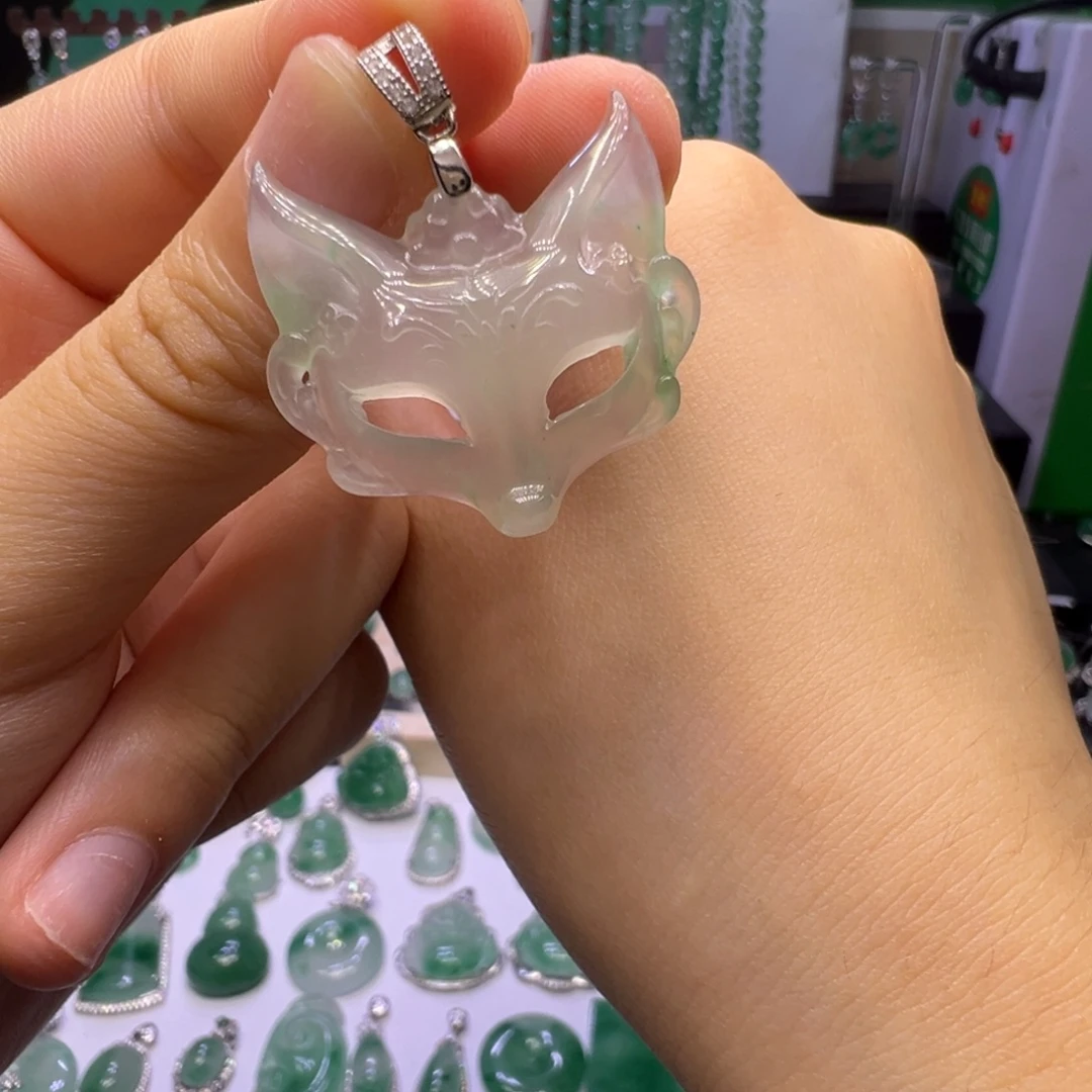 颈饰未镶嵌石英质玉（非洲翠）