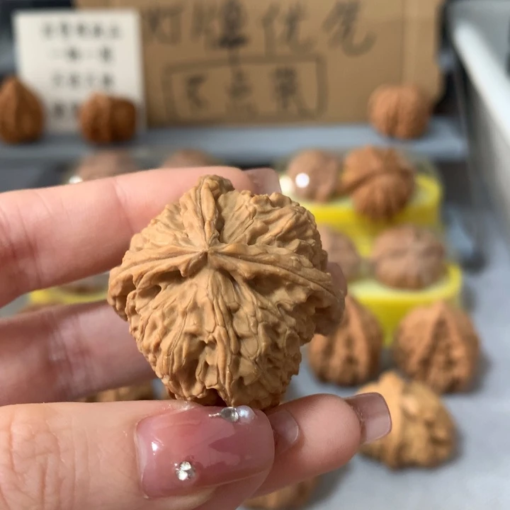 中***家吊坠文玩核桃异形单只，有瑕疵