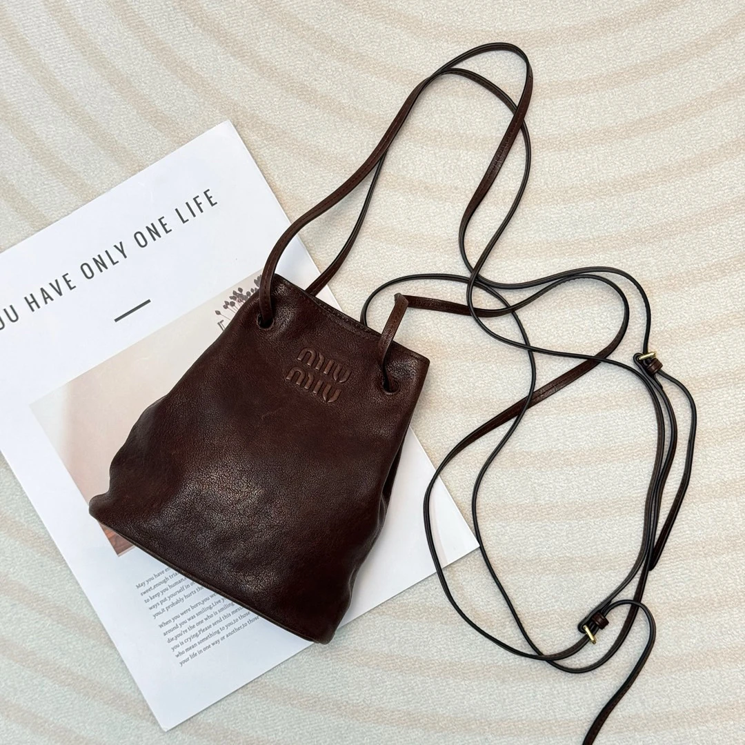 95新 MIU MIU/缪缪 Miumiu 石楠木色 羊皮 nappa小水桶/684633205