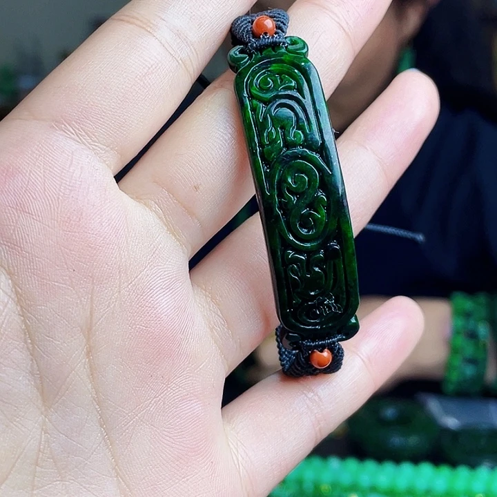 翡翠未镶嵌颈饰多样性