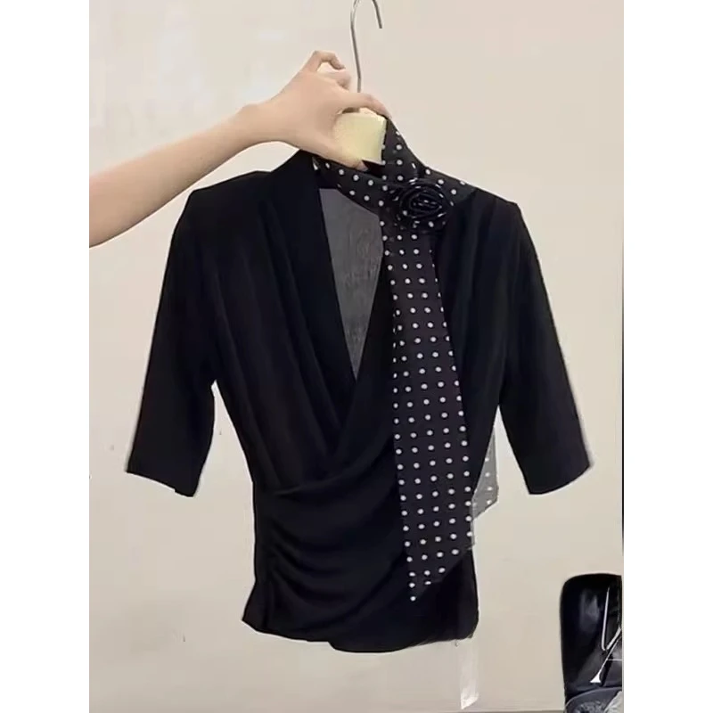 夏日ootd穿搭黑色正肩短袖上衣波点丝巾2025夏季气质职场通勤穿搭