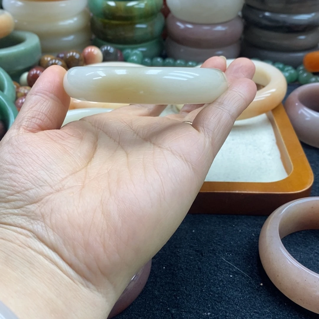 樱***恋石英质玉未镶嵌手镯