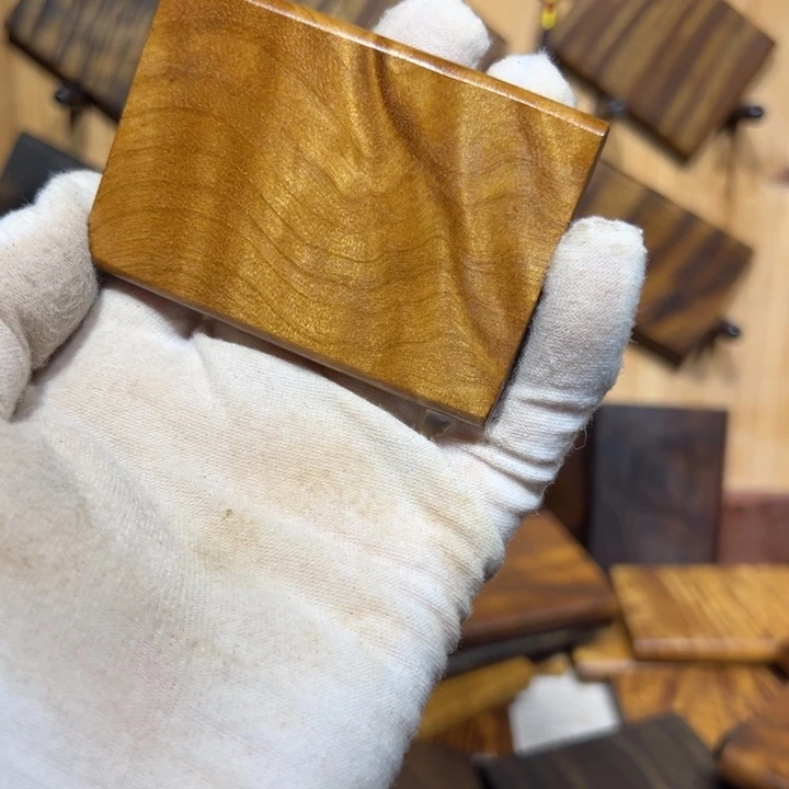 一****?小叶桢楠无事牌挂牌