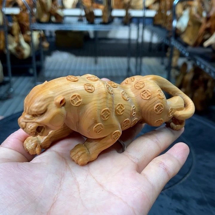 柏木（崖柏）手把件金钱豹子