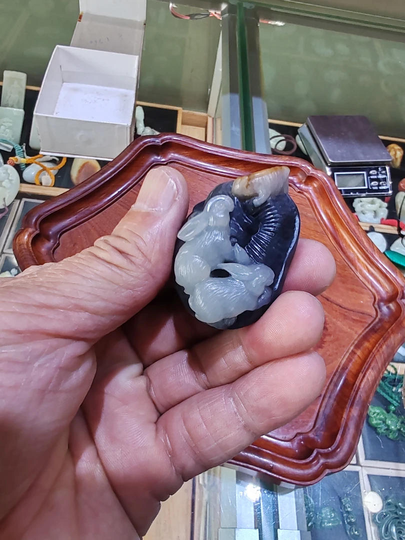 和田玉吉祥如意长寿安康，兔子和磨菇，黑白分明，有原皮。