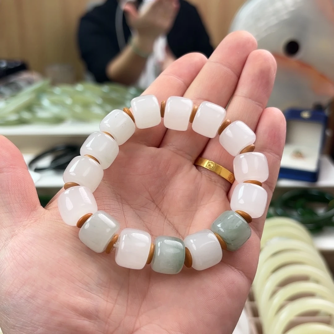 透闪石质玉吊坠(赠链)未镶嵌