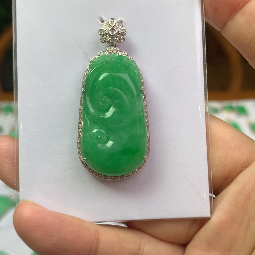 翡翠18K金镶嵌颈饰翡翠首饰