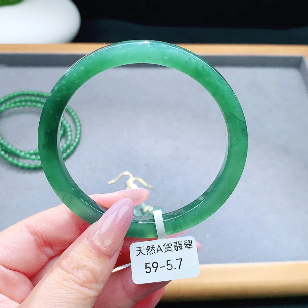 未镶嵌手镯（圆镯）翡翠