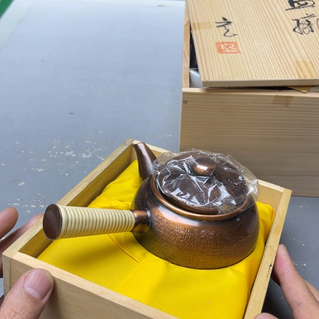 泰***山瓷片密密麻麻地铺满一