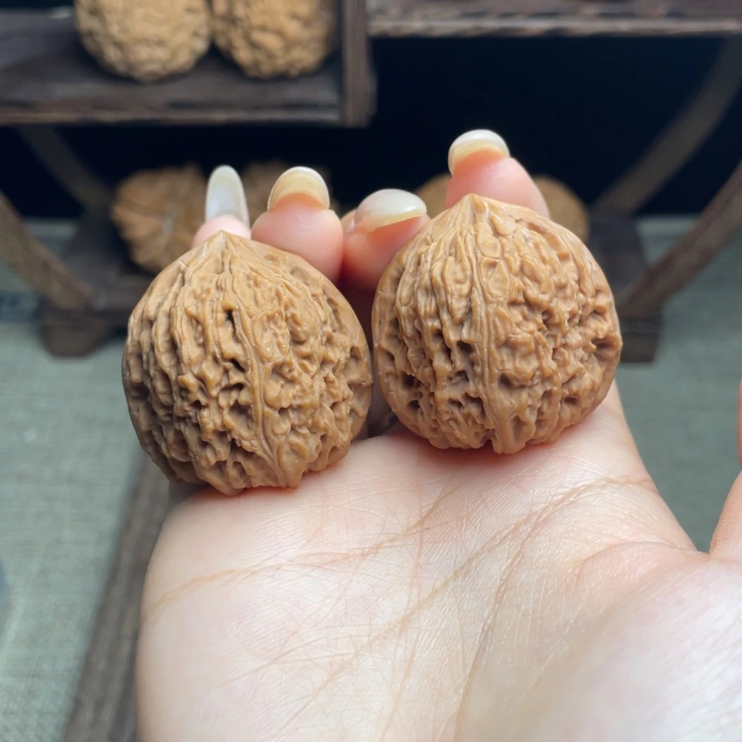 文玩核桃吊坠高炮南疆35 白茬精配克重打手凹底三角