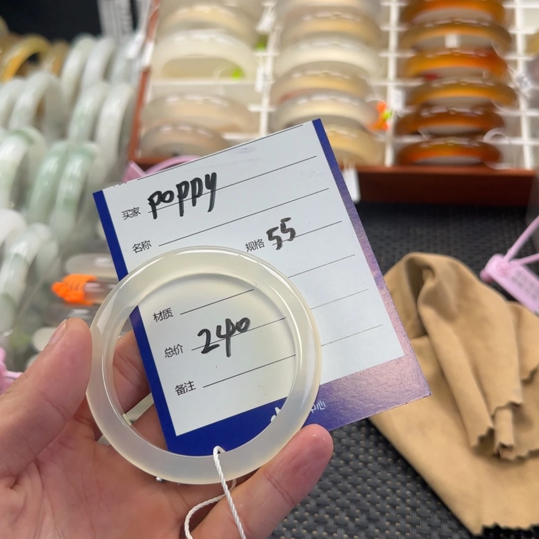 玛瑙/玉髓手镯未镶嵌p***y