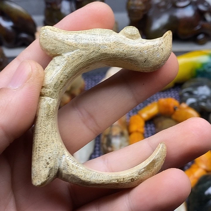 未镶嵌蛇纹石玉颈饰