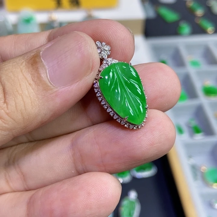 翡翠铂Pt900镶嵌颈饰