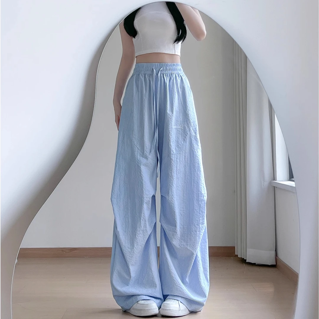 浅蓝色条纹冰丝阔腿裤女夏薄款2025新款宽松显瘦褶皱慵懒运动裤子