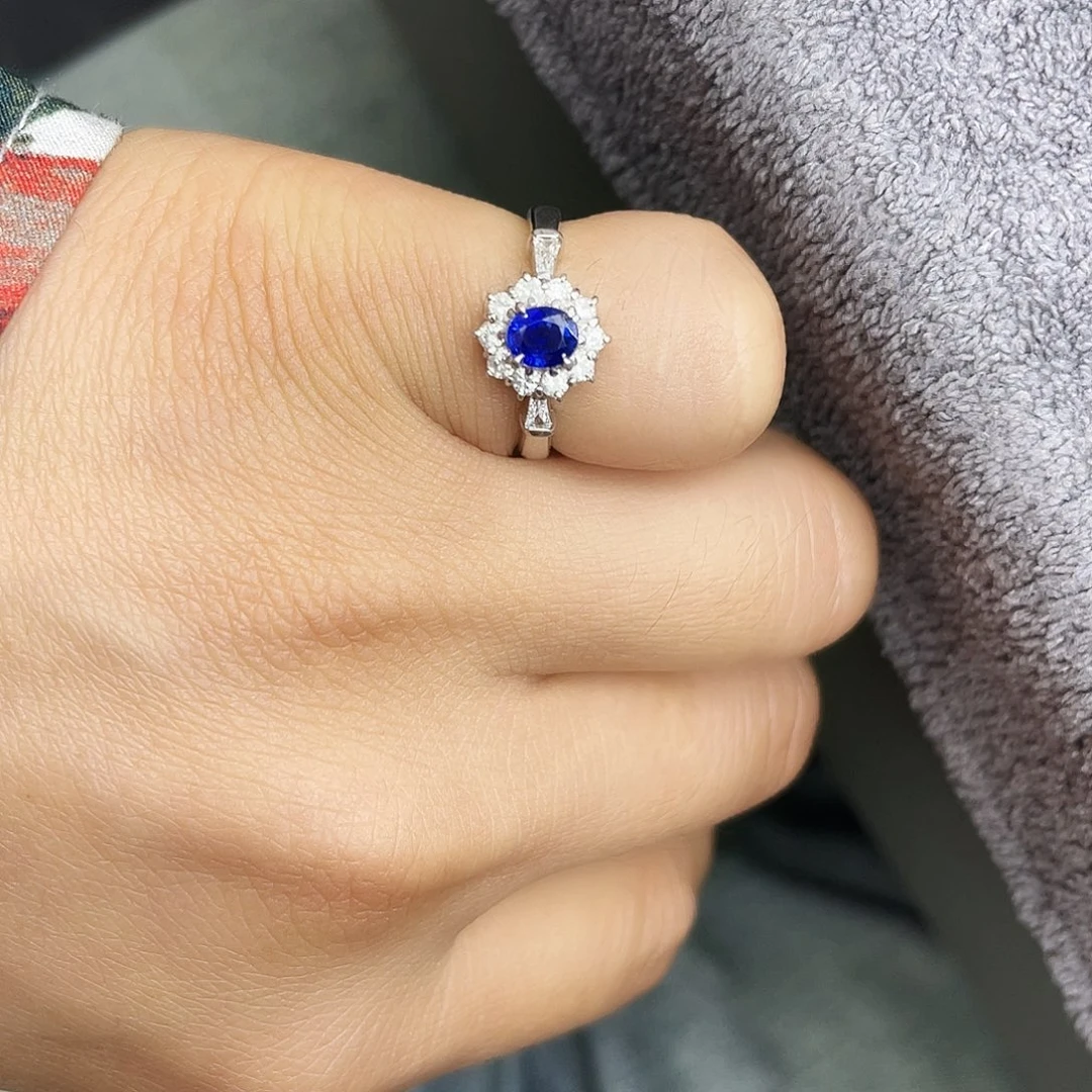 铂Pt850镶嵌蓝宝石戒指主石0.57Ct。