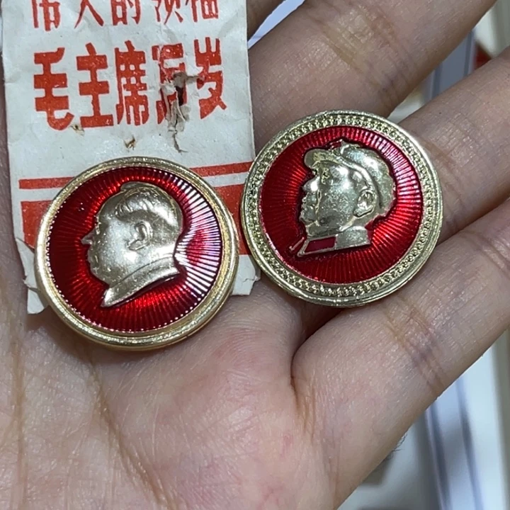 辉达利红色收藏纪念章