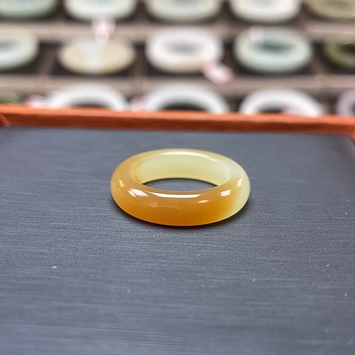 和田玉未镶嵌戒圈（新疆且末金山）