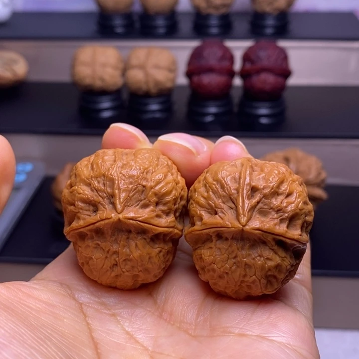 文玩核桃把件红宝石三楞17