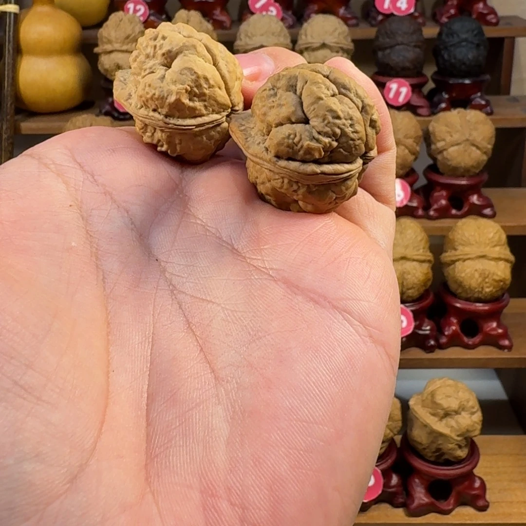 天***雄铁核桃把件羊头蝉