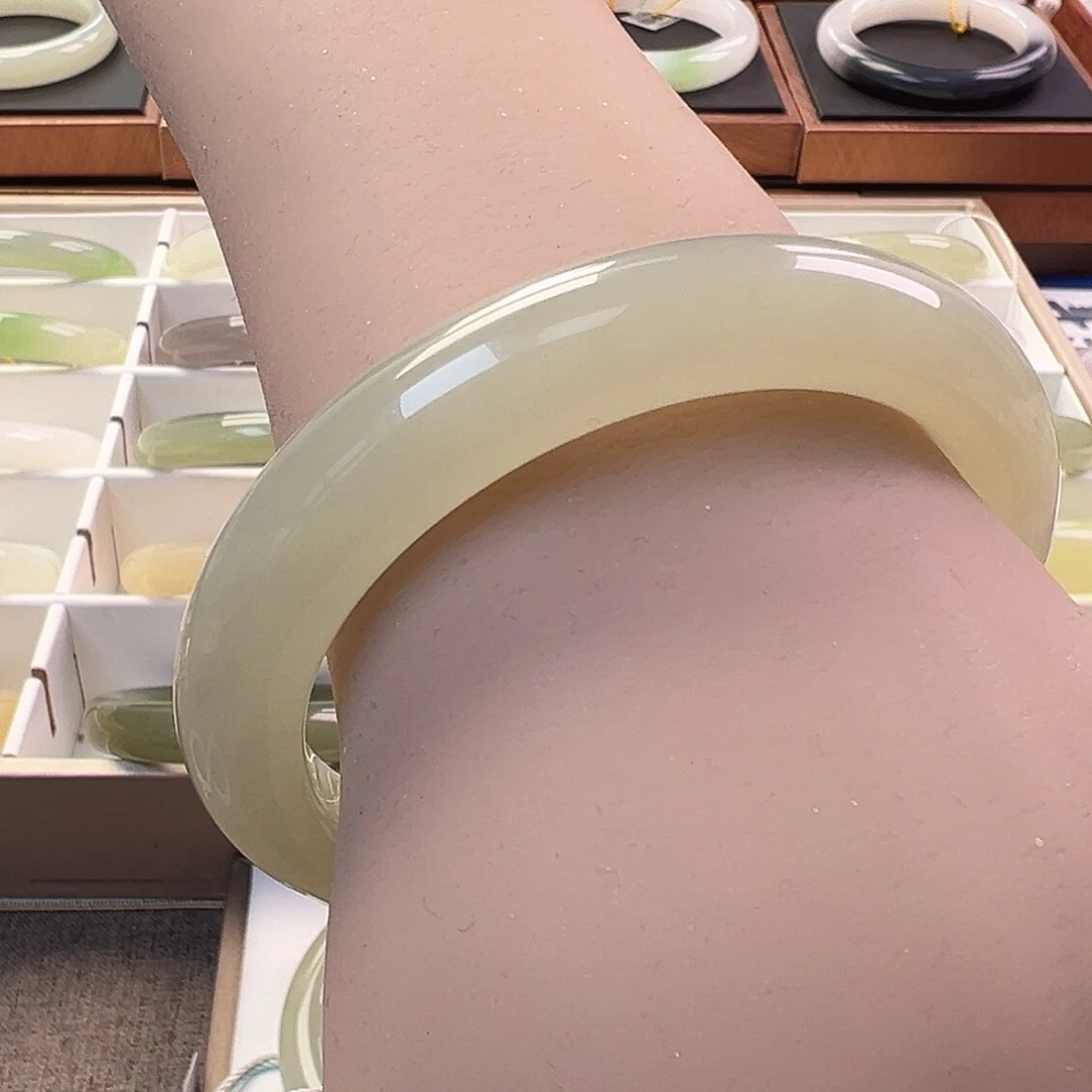 和田玉未镶嵌手镯