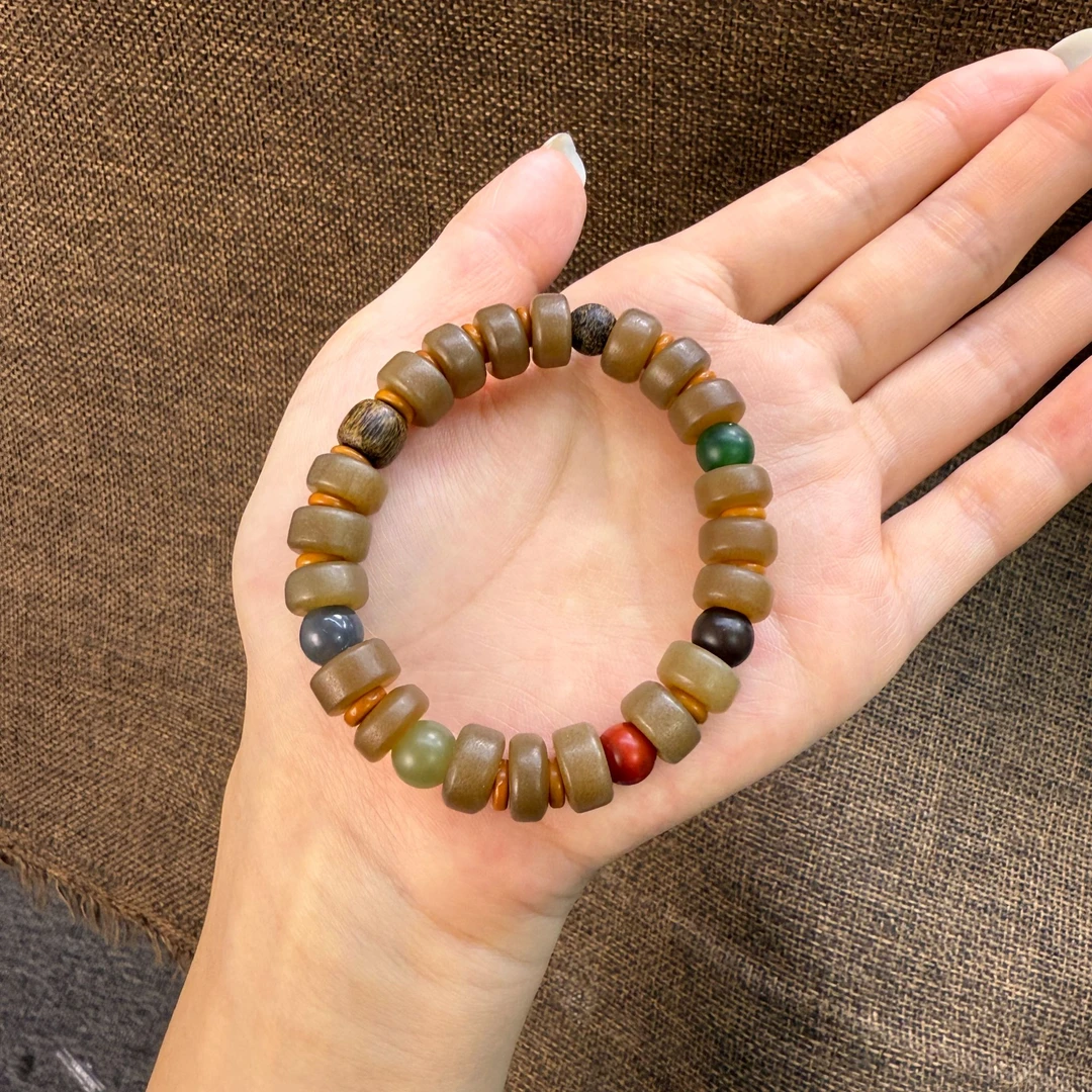 品味封神，将秋日格调与雅致焊在腕间，戴出独一份的高级感，和田玉