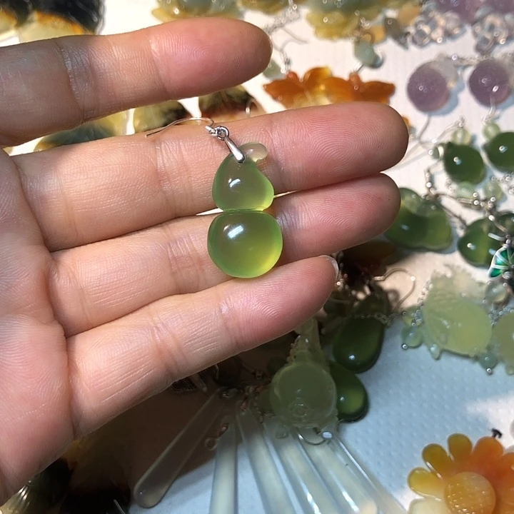 凤***村蛇纹石玉未镶嵌颈饰