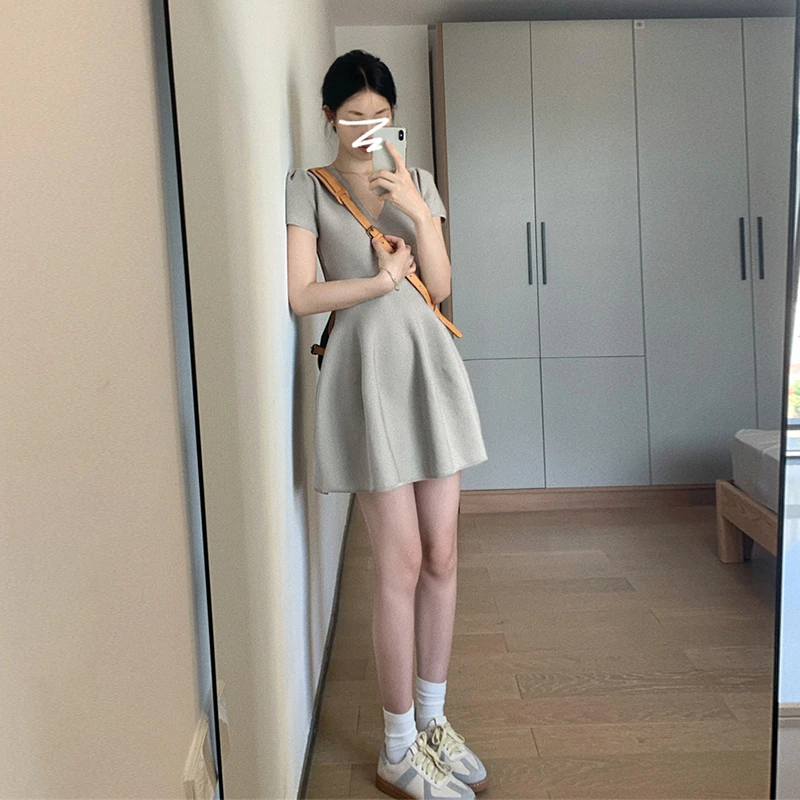 3630法式v领气质连衣裙子女2025年新款高级感超好看显瘦气质短裙