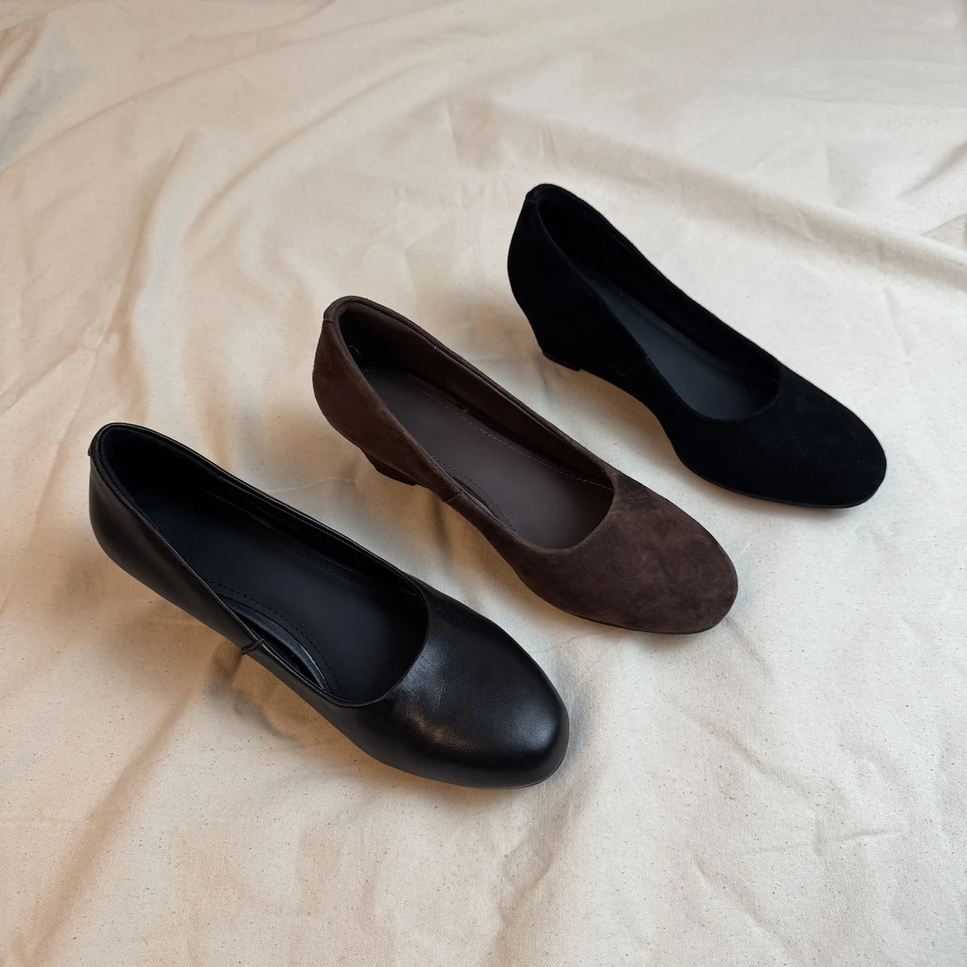 六也「秀气中古」内增高绒面圆头坡跟浅口复古玛丽珍单鞋女 L1385