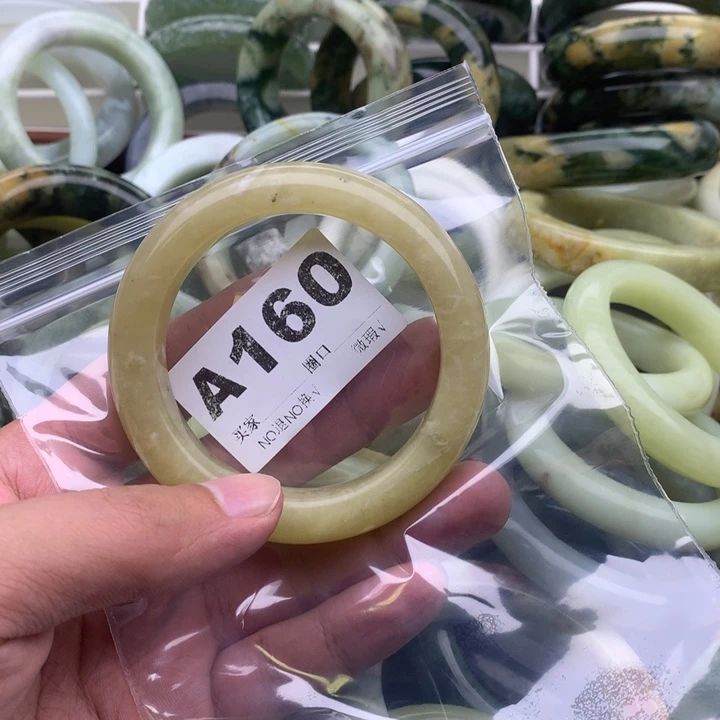 张***子未镶嵌蛇纹石玉手镯