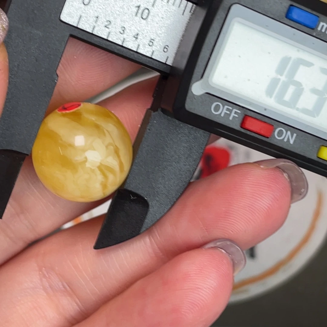 未镶嵌琥珀裸石微瑕358