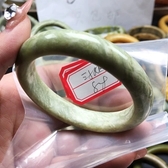 蛇纹石玉手镯未镶嵌三*姐