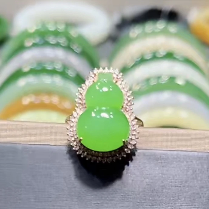 和田玉俄料碧玉苹果绿葫芦戒指18K金镶嵌