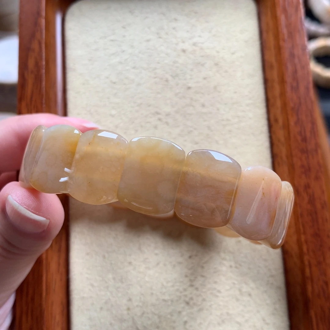 硅化珊瑚（珊瑚玉）小版手排漏100/个。未镶嵌