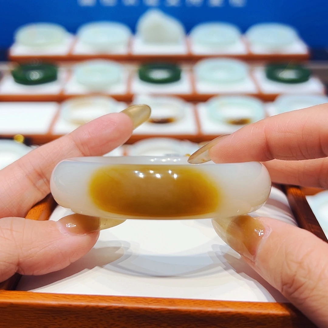 和田玉未镶嵌手镯一口糖5354