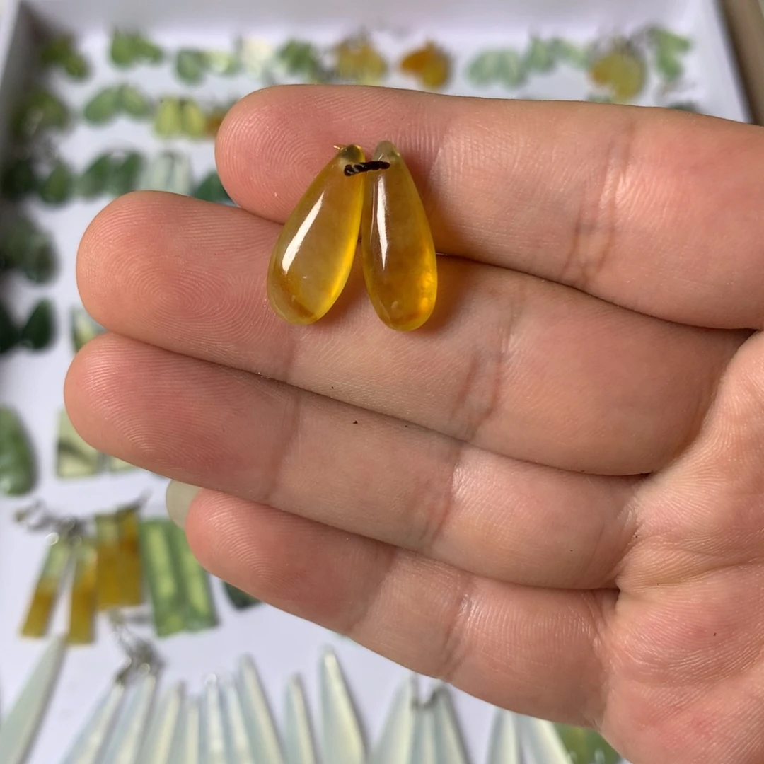 蛇纹石玉未镶嵌耳环