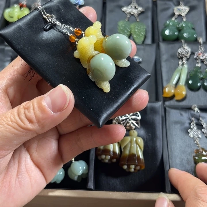 蛇纹石玉耳饰未镶嵌