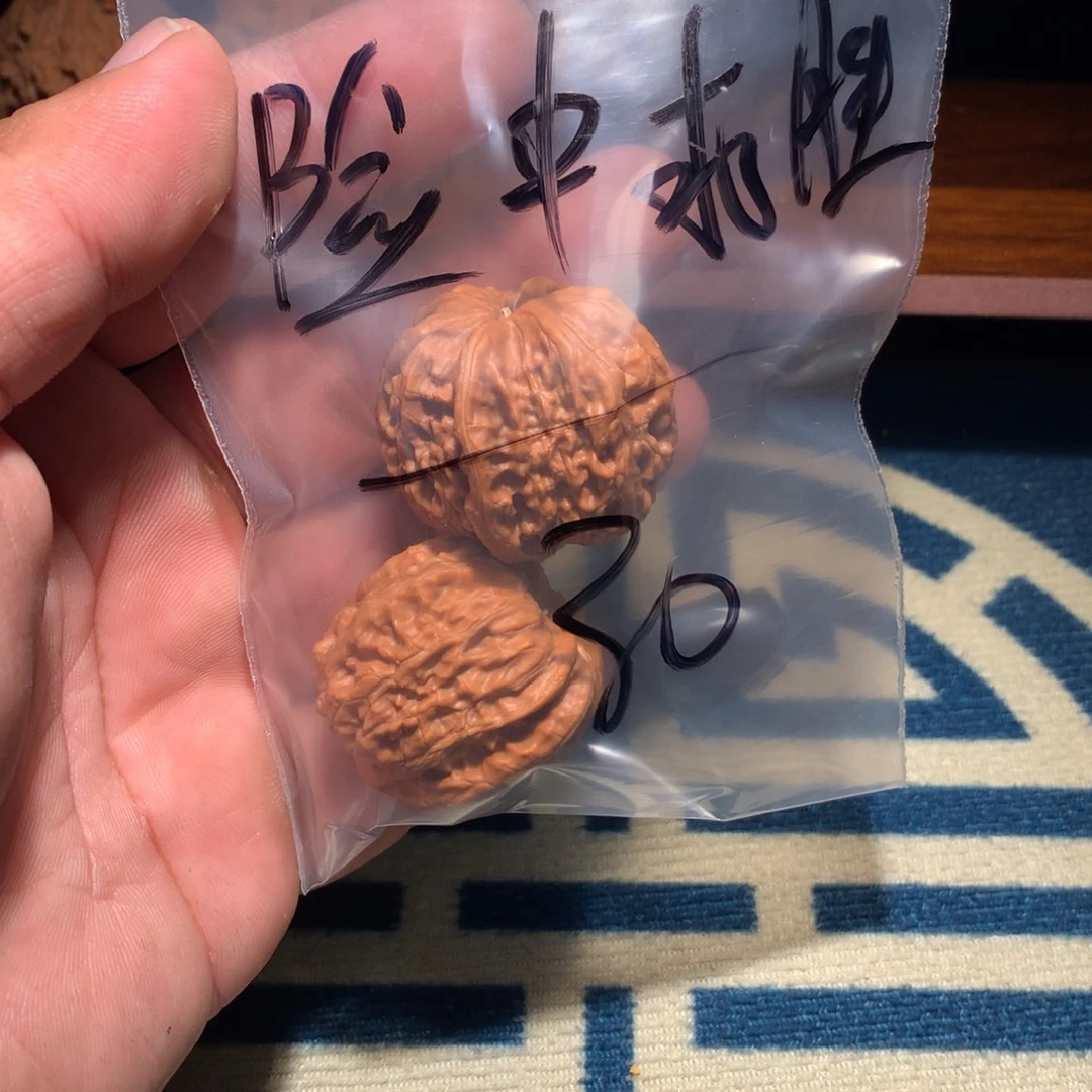 险***胜文玩核桃吊坠白狮子