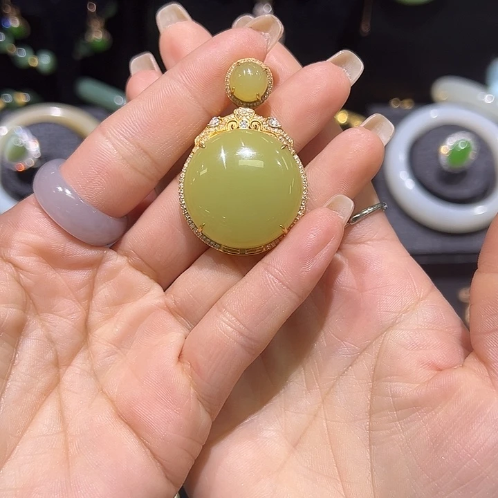 添***术和田玉18K金镶嵌吊坠(不含链)