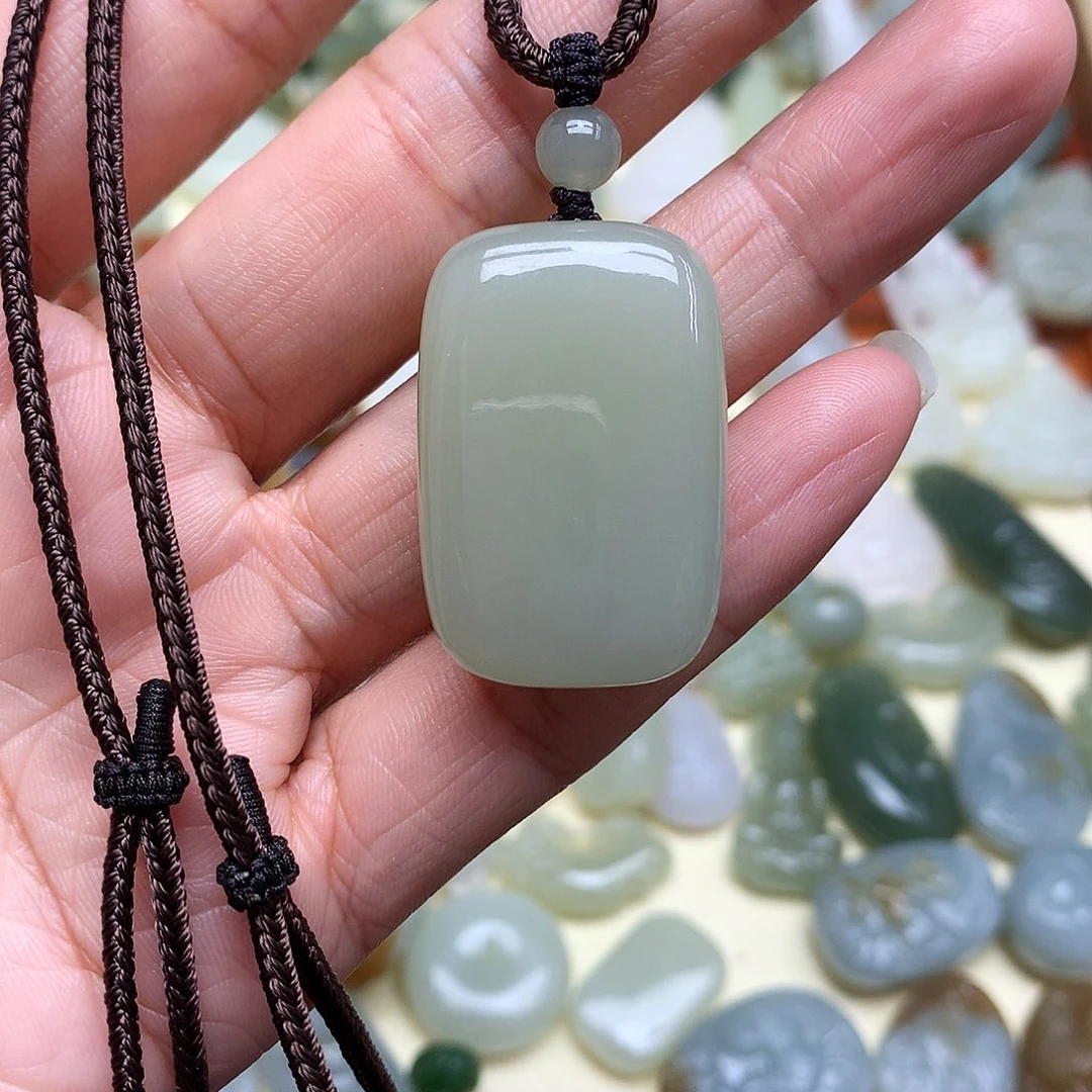 和田玉颈饰未镶嵌往***