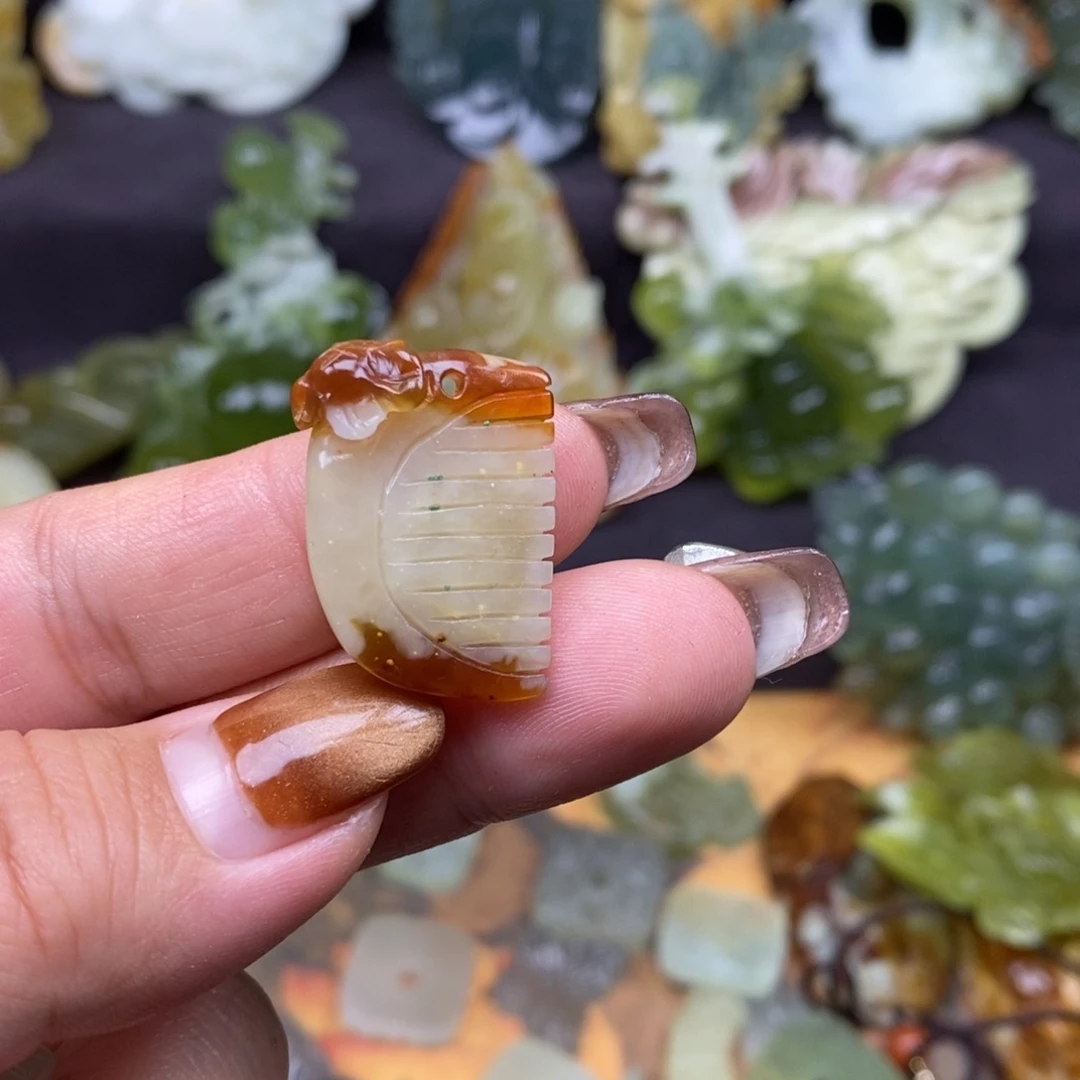 蛇纹石玉颈饰未镶嵌零****?