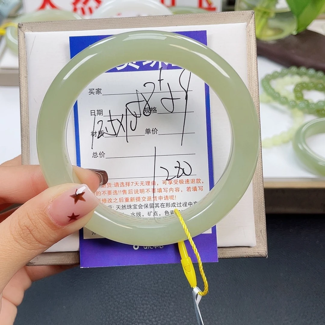 和田玉手镯未镶嵌执*。