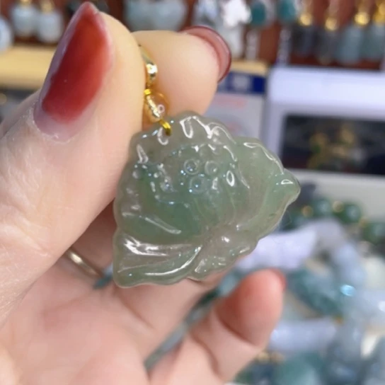 翡翠未镶嵌颈饰莲花吊坠
