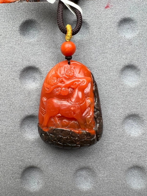 X26南红保山俏色雕刻一鹿有你吊坠38*29*13