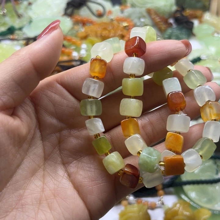 用***洋蛇纹石玉未镶嵌颈饰